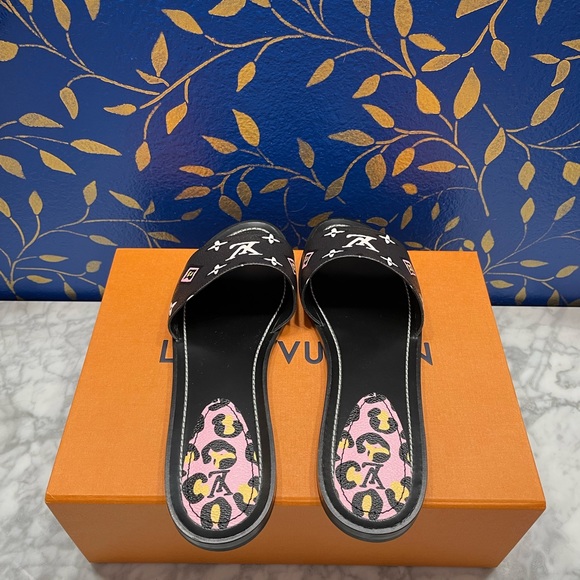 Louis Vuitton Wild At Heart Lock It Flat Mule Slides/Sandals size 41 - Picture 3 of 5